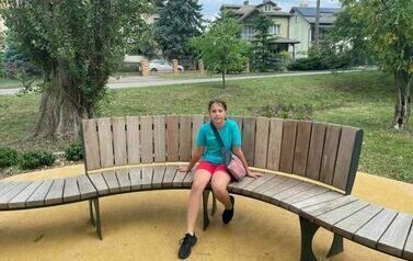 Dziewczynka na drewnianej ławce