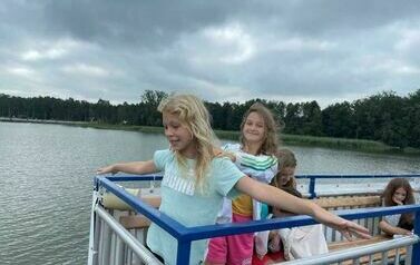 Dwie dziewczynki na statku