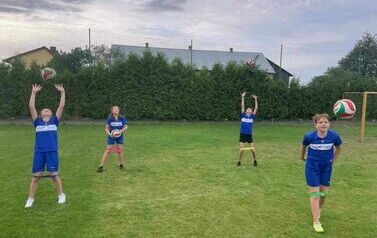 Dziewczynki grają w piłkę 