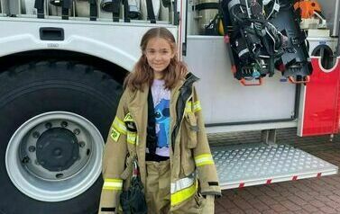 Dziewczynka w stroju strażaka