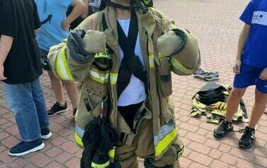 Chłopiec w stroju strażaka
