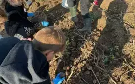 Klasy trzecie poznają pracę rolnika 1