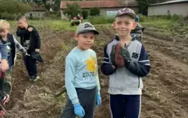 Klasy trzecie poznają pracę rolnika 12