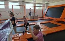W parku trampolin 2