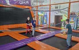 W parku trampolin 8