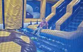 W parku trampolin 10