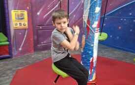 W parku trampolin 12