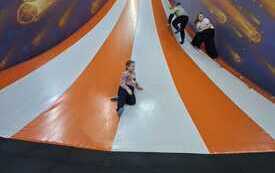 W parku trampolin 14