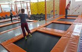 W parku trampolin 23