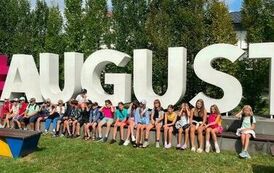 Dzieci pod napisem August&oacute;w