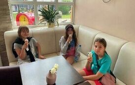 Trzy dziewczynki jedzą lody