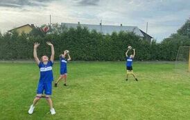 Dziewczynki grają w piłkę 