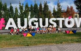 Dzieci przed napisem August&oacute;w