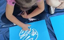 Dziewczynki malują chmury