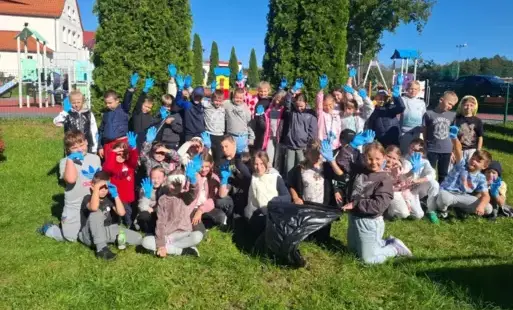 dzieci sprzątają park szkolny