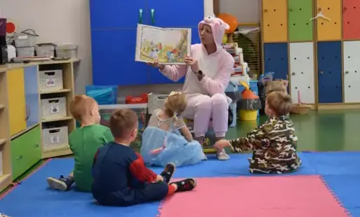 dzieci słuchają bajki