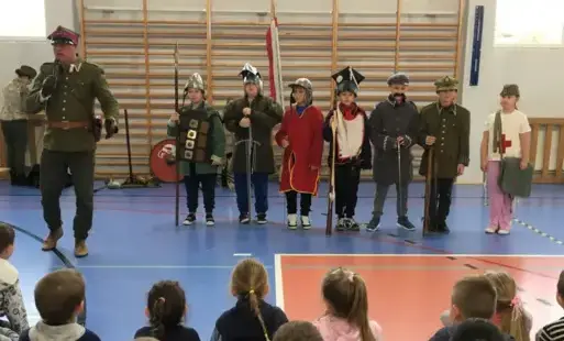 dzieci z zbrojach rycerskich