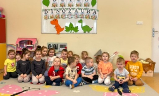 Zdjęcie do Pszcz&oacute;łki w krainie dinozaur&oacute;w