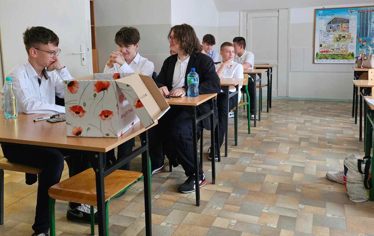 Zdjęcie do Egzamin &oacute;smoklasisty - fotorelacja