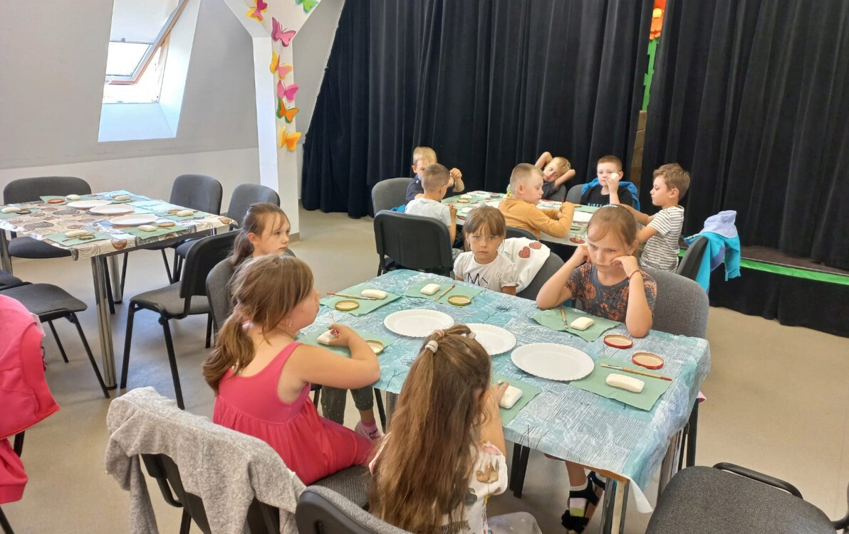 Zdjęcie do Klasa 0 b na zajęciach decoupagu w Centrum Kultury Gminy Ełk