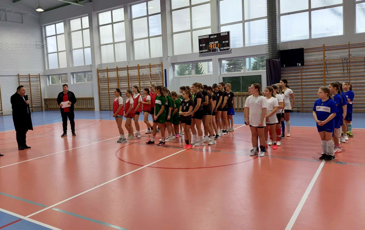 Zdjęcie do Mikołajkowy Turniej Halowej Piłki Nożnej Dziewcząt o Puchar W&oacute;jta Gminy Ełk