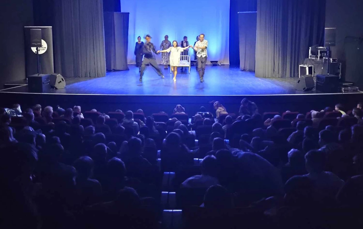 Zdjęcie do  Wyjazd klas 0 a i 0 b do teatru na przedstawienie ,,Calineczka&rsquo;&rsquo;.