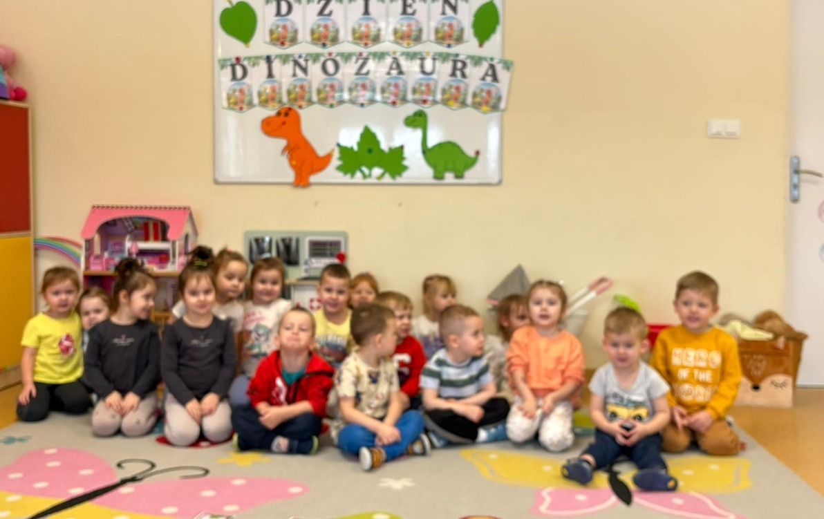 Zdjęcie do Pszcz&oacute;łki w krainie dinozaur&oacute;w