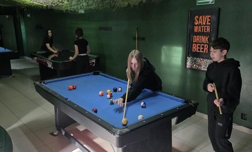 dzieci grają w bilard