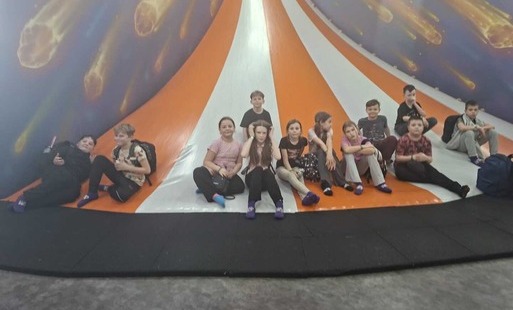 Zdjęcie do Wycieczka klas trzecich do parku trampolin "HOP" w  Ełku