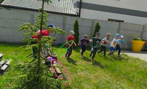 dzieci na łące