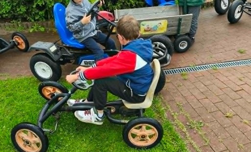 dzieci na gokartach
