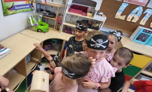 dzieci w maskach piratow