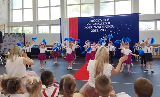 przedszkolaki tańczą