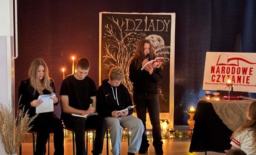 uczniowie czytają