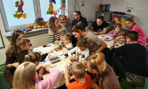 dzieci wykonują prace plastyczne