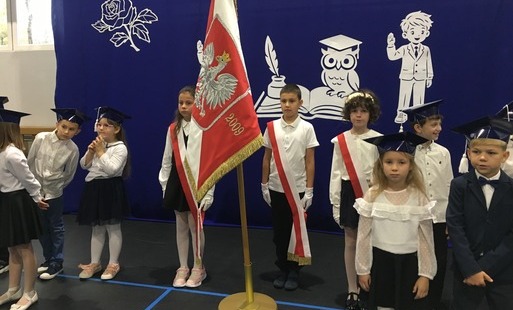 dzieci ze sztandarem