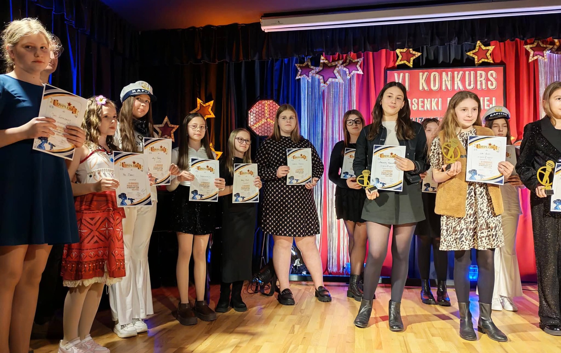 Zdjęcie do Sukces uczennicy naszej szkoły w VI Konkursie Piosenki Polskiej
