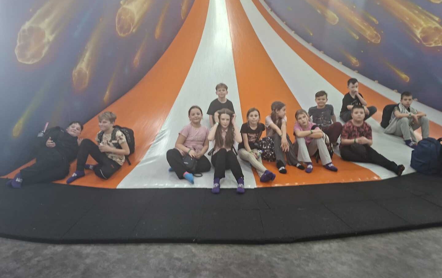 Zdjęcie do Wycieczka klas trzecich do parku trampolin "HOP" w  Ełku
