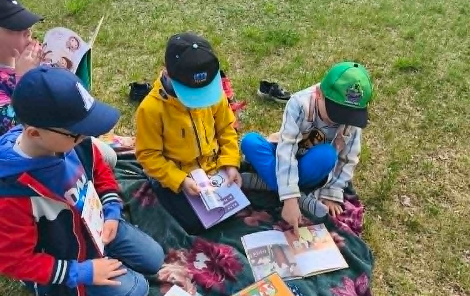 Zdjęcie do "Klasa w terenie" &ndash; Lekturka pod gołym niebem