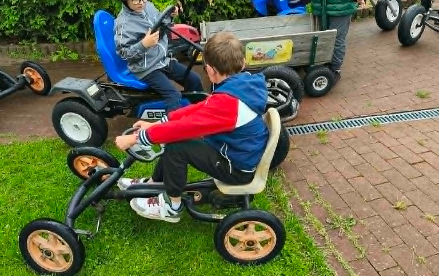 Zdjęcie do Wycieczka klas 0 a i 0 b do Giż