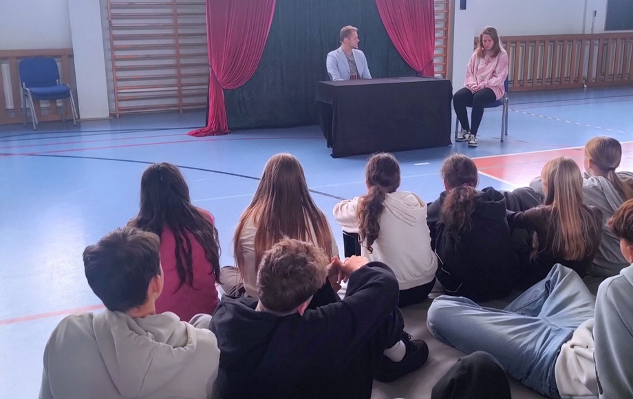 Spektakle profilaktyczne dla uczniów w szkole w Elkach